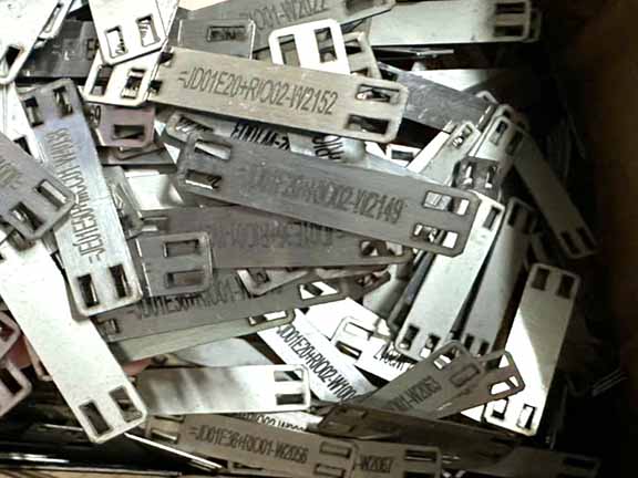 Hướng dẫn cách đánh dấu dây cáp điện bằng thẻ ký hiệu inox đúng chuẩn kỹ thuật.