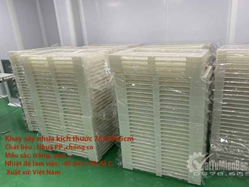 Khay nhựa làm từ vật liệu chịu nhiệt, bền bỉ trước nhiệt độ cao mà không biến dạng hay hư hỏng khi sấy.